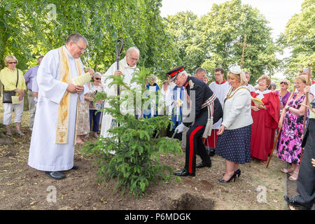 Warrington, Großbritannien. 01. Juli 2018 - Das Finale der Sonntag service war außerhalb der Kirche, wo eine Eibe von Cllr Karen Mundry, der Bürgermeister von Warrington gepflanzt wurde, und Thomas David Briggs, MBE, KstJ, Herr Leutnant von Cheshire, während der Service und Gebete von Reverend Michael Ridley, Pfarrer von St. Thomas' und der Rt Reverend Dr Peter Forster, Bischof von Chester Credit: John Hopkins/Alamy Leben Nachrichten gehalten wurden Stockfoto