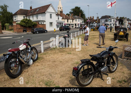 Datchet, UK. 1. Juli 2018. Pre-1905 Fahrzeuge werden auf Klatsch Grün nach der Teilnahme an der Ellis Reise von Micheldever Station in der Nähe von Winchester zu Datchet, eine Wiederinkraftsetzung der ersten aufgezeichneten Reise durch eine motorisierte Kutsche in England, die von den Hon. Evelyn Ellis in seinem panhard am 5. Juli 1895 angezeigt. Credit: Mark Kerrison/Alamy leben Nachrichten Stockfoto