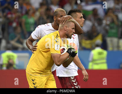 Nischni Nowgorod, Russland. 1. Juli 2018. Torhüter Kasper Schmeichel (C) der Dänemark spart eine Strafe von Kroatien Luka Modric während der 2018 FIFA World Cup Runde 16 Match zwischen Kroatien und Dänemark in Nischni Nowgorod, Russland, 1. Juli 2018. Kroatien gewann 4-3 (3-2 im Elfmeterschießen) und erweiterte auf das Viertelfinale. Credit: Lui Siu Wai/Xinhua/Alamy leben Nachrichten Stockfoto