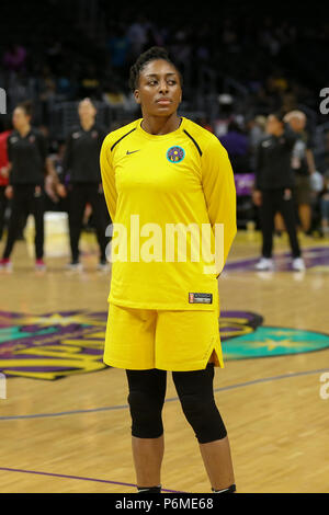 LOS ANGELES, Ca - 01. Juli: Los Angeles Sparks, Nneka Ogwumike (30) Bevor ein WNBA Spiel zwischen den Los Angeles Sparks und der Las Vegas Asse am Juli 01, 2018, at Staples Center, Los Angeles, CA. Jordon Kelly/CSM Stockfoto