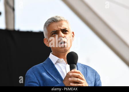 London, Großbritannien. 1. Juli 2018. Sprecher Sadiq Khan ist der Bürgermeister von London an der BMW Klassiker + live auf YouTube auf dem Trafalgar Square an einem heißen Wetter in London, Großbritannien, am 1. Juli 2018 übertragen. Bild Capital/Alamy leben Nachrichten Stockfoto