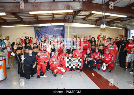 Joliet, Illinois, USA. 1. Juli 2018. Kyle Busch (18) gewinnt der Overton 400 an der Chicagoland Speedway in Joliet, Illinois Credit: Justin R. Noe Asp Inc/ASP/ZUMA Draht/Alamy leben Nachrichten Stockfoto