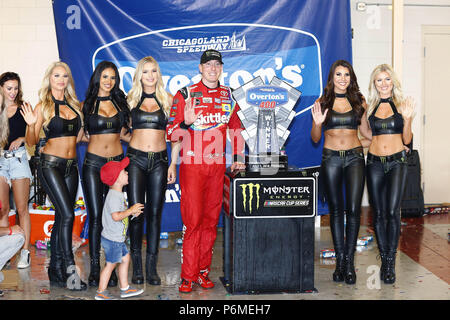 Joliet, Illinois, USA. 1. Juli 2018. Kyle Busch (18) gewinnt der Overton 400 an der Chicagoland Speedway in Joliet, Illinois Credit: Justin R. Noe Asp Inc/ASP/ZUMA Draht/Alamy leben Nachrichten Stockfoto