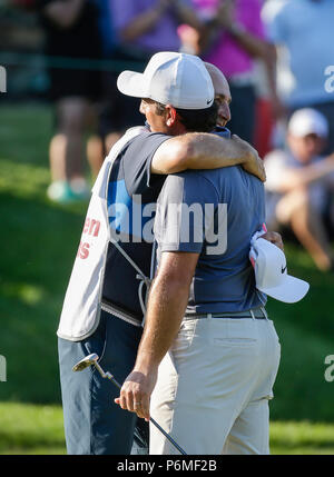 Potomac, MD, USA. 1. Juli 2018. Francesco Molinari Umarmungen sein caddie nach dem Gewinn der Quicken Loans Nationalen an TPC Potomac in Potomac, MD. Justin Cooper/CSM/Alamy Live News Credit: Cal Sport Media/Alamy leben Nachrichten Stockfoto