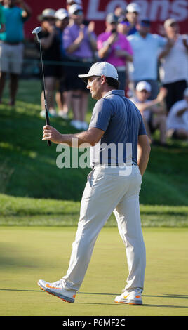 Potomac, MD, USA. 1. Juli 2018. Francesco Molinari Wellen der Menge, die nach dem Gewinn der Quicken Loans Nationalen an TPC Potomac in Potomac, MD. Justin Cooper/CSM/Alamy Live News Credit: Cal Sport Media/Alamy leben Nachrichten Stockfoto