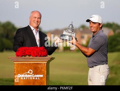 Potomac, MD, USA. 1. Juli 2018. Francesco Molinari mit der Trophäe nach der letzten Runde der Quicken Loans Nationalen an TPC Potomac in Potomac, MD. Justin Cooper/CSM/Alamy Live News Credit: Cal Sport Media/Alamy leben Nachrichten Stockfoto