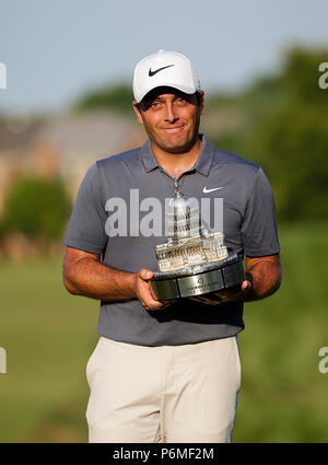 Potomac, MD, USA. 1. Juli 2018. Francesco Molinari mit der Trophäe nach der letzten Runde der Quicken Loans Nationalen an TPC Potomac in Potomac, MD. Justin Cooper/CSM/Alamy Live News Credit: Cal Sport Media/Alamy leben Nachrichten Stockfoto