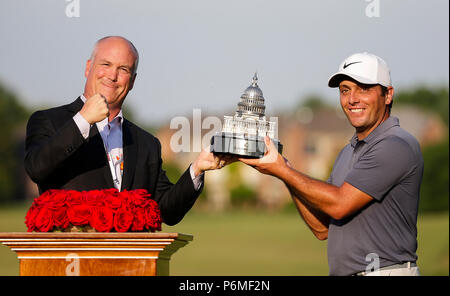 Potomac, MD, USA. 1. Juli 2018. Francesco Molinari mit der Trophäe nach der letzten Runde der Quicken Loans Nationalen an TPC Potomac in Potomac, MD. Justin Cooper/CSM/Alamy Live News Credit: Cal Sport Media/Alamy leben Nachrichten Stockfoto