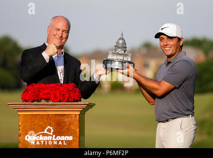 Potomac, MD, USA. 1. Juli 2018. Francesco Molinari mit der Trophäe nach der letzten Runde der Quicken Loans Nationalen an TPC Potomac in Potomac, MD. Justin Cooper/CSM/Alamy Live News Credit: Cal Sport Media/Alamy leben Nachrichten Stockfoto