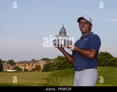 Potomac, MD, USA. 1. Juli 2018. Francesco Molinari mit der Trophäe nach der letzten Runde der Quicken Loans Nationalen an TPC Potomac in Potomac, MD. Justin Cooper/CSM/Alamy Live News Credit: Cal Sport Media/Alamy leben Nachrichten Stockfoto