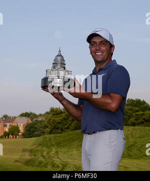 Potomac, MD, USA. 1. Juli 2018. Francesco Molinari mit der Trophäe nach der letzten Runde der Quicken Loans Nationalen an TPC Potomac in Potomac, MD. Justin Cooper/CSM/Alamy Live News Credit: Cal Sport Media/Alamy leben Nachrichten Stockfoto