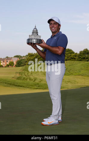 Potomac, MD, USA. 1. Juli 2018. Francesco Molinari mit der Trophäe nach der letzten Runde der Quicken Loans Nationalen an TPC Potomac in Potomac, MD. Justin Cooper/CSM/Alamy Live News Credit: Cal Sport Media/Alamy leben Nachrichten Stockfoto