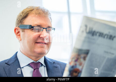 München, Deutschland. 29 Mai, 2018. Ziv Aviram, Manager der Elektronikhersteller Orcam, Sprechen während einer drücken Sie Gespräch. Die finger Gerät bin yEye" vereint Kamera, Lautsprecher und künstliche Intelligenz und liest Texte oder Banknoten erkannt durch Handzeichen. Credit: Lino Mirgeler/dpa/Alamy leben Nachrichten Stockfoto