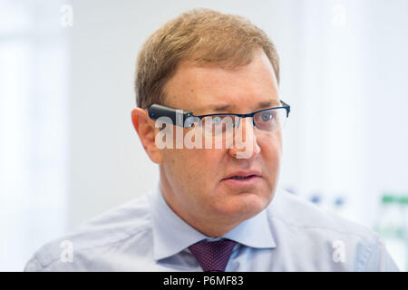 München, Deutschland. 29 Mai, 2018. Ziv Aviram, Manager der Elektronikhersteller Orcam, Sprechen während einer drücken Sie Gespräch. Die finger Gerät bin yEye" vereint Kamera, Lautsprecher und künstliche Intelligenz und liest Texte oder Banknoten erkannt durch Handzeichen. Credit: Lino Mirgeler/dpa/Alamy leben Nachrichten Stockfoto