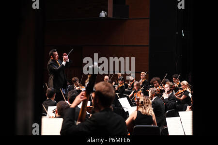 Chongqing, China. 1. Juli 2018. Mitglieder der Kammerorchestser Louis Spohr das Chongqing Grand Theatre in Chongqing, im Südwesten von China, 1. Juli 2018 durchführen. Das Konzert des Kammerorchestser Louis Spohr aus Deutschland wurde inszeniert an der Chongqing Grand Theatre am Sonntag. Credit: Wang Quanchao/Xinhua/Alamy leben Nachrichten Stockfoto