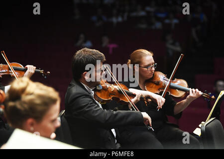 Chongqing, China. 1. Juli 2018. Mitglieder der Kammerorchestser Louis Spohr das Chongqing Grand Theatre in Chongqing, im Südwesten von China, 1. Juli 2018 durchführen. Das Konzert des Kammerorchestser Louis Spohr aus Deutschland wurde inszeniert an der Chongqing Grand Theatre am Sonntag. Credit: Wang Quanchao/Xinhua/Alamy leben Nachrichten Stockfoto