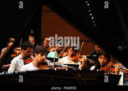 Chongqing, China. 1. Juli 2018. Mitglieder der Kammerorchestser Louis Spohr Proben an das Chongqing Grand Theatre in Chongqing, im Südwesten von China, 1. Juli 2018. Das Konzert des Kammerorchestser Louis Spohr aus Deutschland wurde inszeniert an der Chongqing Grand Theatre am Sonntag. Credit: Wang Quanchao/Xinhua/Alamy leben Nachrichten Stockfoto