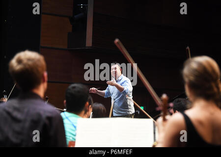 Chongqing, China. 1. Juli 2018. Mitglieder der Kammerorchestser Louis Spohr Proben an das Chongqing Grand Theatre in Chongqing, im Südwesten von China, 1. Juli 2018. Das Konzert des Kammerorchestser Louis Spohr aus Deutschland wurde inszeniert an der Chongqing Grand Theatre am Sonntag. Credit: Wang Quanchao/Xinhua/Alamy leben Nachrichten Stockfoto