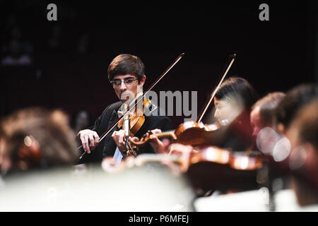 Chongqing, China. 1. Juli 2018. Mitglieder der Kammerorchestser Louis Spohr das Chongqing Grand Theatre in Chongqing, im Südwesten von China, 1. Juli 2018 durchführen. Das Konzert des Kammerorchestser Louis Spohr aus Deutschland wurde inszeniert an der Chongqing Grand Theatre am Sonntag. Credit: Wang Quanchao/Xinhua/Alamy leben Nachrichten Stockfoto