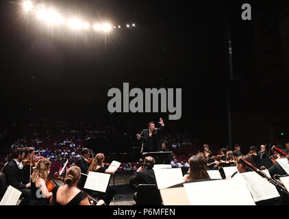 Chongqing, China. 1. Juli 2018. Mitglieder der Kammerorchestser Louis Spohr das Chongqing Grand Theatre in Chongqing, im Südwesten von China, 1. Juli 2018 durchführen. Das Konzert des Kammerorchestser Louis Spohr aus Deutschland wurde inszeniert an der Chongqing Grand Theatre am Sonntag. Credit: Wang Quanchao/Xinhua/Alamy leben Nachrichten Stockfoto