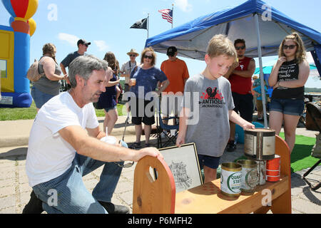 Le Claire, Iowa, USA. 30. Juni, 2018. Mike Wolfe aus der Geschichte der amerikanischen Picker bei Veranstaltung der ''Kid Picker'' von Le Claire, Iowa Samstag, Juni 30th, 2018. Credit: Kevin E. Schmidt/ZUMA Draht/Alamy leben Nachrichten Stockfoto