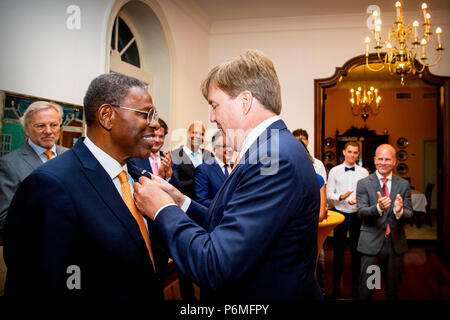 Willemstad, Niederlande. 02 Juli, 2018. König Willem-Alexander der Niederlande mit der Hand über die ehrenamtliche Kreuz von Oranje-Nassau Herman George auf der Insel Curacao, 1. Juli 2018. Der König und die Königin besuchen Sie Curacao während der Dia di Napoli Festlichkeiten. Quelle: Patrick Van Katwijk |/dpa/Alamy leben Nachrichten Stockfoto