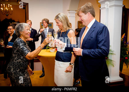 Willemstad, Niederlande. 02 Juli, 2018. König Willem-Alexander der Niederlande mit der Hand über die ehrenamtliche Kreuz von Oranje-Nassau Herman George auf der Insel Curacao, 1. Juli 2018. Der König und die Königin besuchen Sie Curacao während der Dia di Napoli Festlichkeiten. Quelle: Patrick Van Katwijk |/dpa/Alamy leben Nachrichten Stockfoto