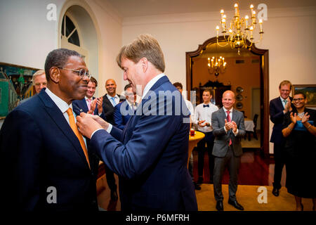 Willemstad, Niederlande. 02 Juli, 2018. König Willem-Alexander der Niederlande mit der Hand über die ehrenamtliche Kreuz von Oranje-Nassau Herman George auf der Insel Curacao, 1. Juli 2018. Der König und die Königin besuchen Sie Curacao während der Dia di Napoli Festlichkeiten. Quelle: Patrick Van Katwijk |/dpa/Alamy leben Nachrichten Stockfoto