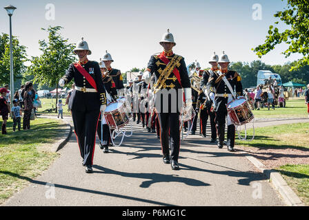 Stirling, Stirlingshire, Großbritannien. 30. Juni, 2018. Schlagen der Rückzug von HM Royal Marines, die den Tag abgeschlossen und brachte die Veranstaltung zu Ende. Stirling zeigt seine Unterstützung der britischen Streitkräfte im Rahmen der britischen Streitkräfte. Der Tag begann mit einer Parade durch Port Straße und endete im Kings Park. Eine kleine Anti-kriegs-Protest in Teil außerhalb dieser war klein und friedlich. Der Tag war mit Veranstaltungen, Displays, Demonstrationen und Aktionen für die Kinder wie Kletterwände und Hüpfburgen gefüllt. Credit: Stewart Kirby/SOPA Images/ZUMA Draht/Alamy leben Nachrichten Stockfoto