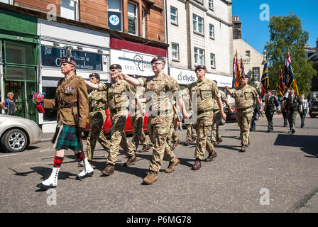 Stirling, Stirlingshire, Großbritannien. 30. Juni, 2018. Mitglieder der Streitkräfte in die Parade marschiert En-route zum Event. Stirling zeigt seine Unterstützung der britischen Streitkräfte im Rahmen der britischen Streitkräfte. Der Tag begann mit einer Parade durch Port Straße und endete im Kings Park. Eine kleine Anti-kriegs-Protest in Teil außerhalb dieser war klein und friedlich. Der Tag war mit Veranstaltungen, Displays, Demonstrationen und Aktionen für die Kinder wie Kletterwände und Hüpfburgen gefüllt. Credit: Stewart Kirby/SOPA Images/ZUMA Draht/Alamy leben Nachrichten Stockfoto