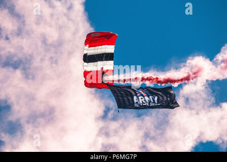 Stirling, Stirlingshire, Großbritannien. 30. Juni, 2018. Ein Mitglied der Roten Teufel display Team während einer Skydive in die Veranstaltung mit einem Banner zu seinen Fuß lesen'' Armee-DAS BESTE'' werden. Stirling zeigt seine Unterstützung der britischen Streitkräfte im Rahmen der britischen Streitkräfte. Der Tag begann mit einer Parade durch Port Straße und endete im Kings Park. Eine kleine Anti-kriegs-Protest in Teil außerhalb dieser war klein und friedlich. Der Tag war mit Veranstaltungen, Displays, Demonstrationen und Aktionen für die Kinder wie Kletterwände und Hüpfburgen gefüllt. (Bild: © Stewart Ki Stockfoto