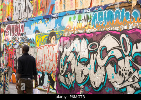 Paris Graffiti - Graffiti bedeckt Wand auf der Rue Dénoyez in Belleville Viertel in Paris, Frankreich, Europa. Stockfoto