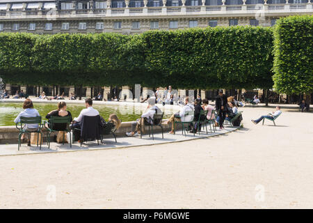 Menschen Erholung am Wasser Brunnen im Garten des Palais Royal in Paris, Frankreich. Stockfoto