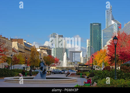 Ansicht aus einem Herbst Park in Neuilly-sur-Seine auf der Hochhäuser und Grand Arch Denkmal der Geschäftsviertel La Defense hinter an einem sonnigen Tag Stockfoto