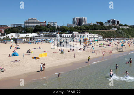 Menschen strömen ZUM STRAND IN BOURNEMOUTH IN DER LETZTEN WOCHE IM JUNI während der Hitzewelle 2018. Stockfoto