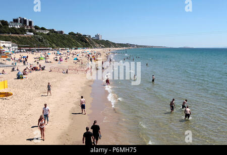 Menschen strömen ZUM STRAND IN BOURNEMOUTH IN DER LETZTEN WOCHE IM JUNI während der Hitzewelle 2018. Stockfoto