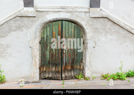 Verwitterte Tür an einem alten Haus in Linz am Rhein, Deutschland Stockfoto