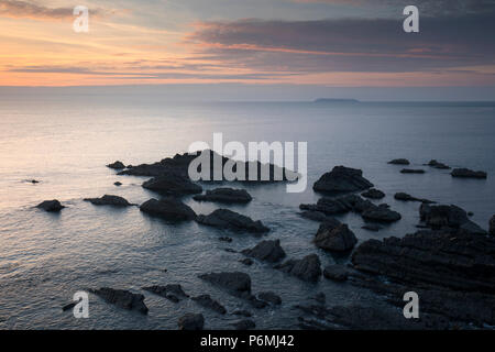Hartland Quay; Sonnenuntergang, auf der Suche nach Lundy; Devon, Großbritannien Stockfoto