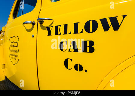 New York Yellow Cab Co. Oldtimer Taxistand. Klassischer Taxiwagen zu historischen Preisen. Hellgelb Stockfoto