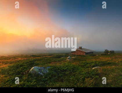 Schönen alpinen Berglandschaft mit dramatischen Himmel und alte steinerne Hütte. Vitosha Plateau in der Nähe von Sofia, Bulgarien. Stockfoto