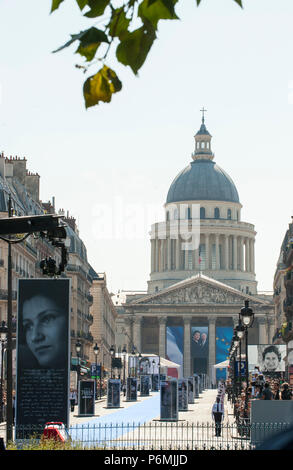Blick auf den Eingang zum Pantheon während der Beerdigung Zeremonie. Begräbnis im Pantheon der ehemaligen französischen Politiker und Holocaust-Überlebenden Simone Veil und ihr Ehemann Antoine Schleier in Paris. Ehemalige Gesundheitsministerin Simone Veil, der am 30. Juni übergeben, 2017 wurde er Präsident des Europäischen Parlaments und einer der am meisten verehrten Frankreichs Politiker, indem sie sich für das Gesetz 1975 zur Legalisierung der Abtreibung in Frankreich. Stockfoto