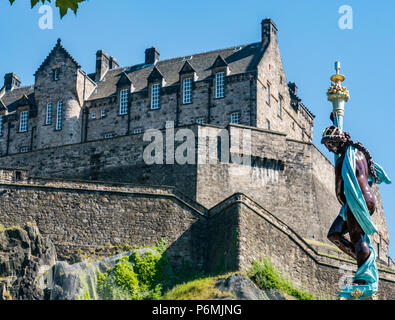 Viktorianische gusseiserne Ross Brunnen, restauriert und in hellen Blau und Gold mit Edinburgh Castle, Princes Street Gardens, Edinburgh, Schottland, UK lackiert Stockfoto