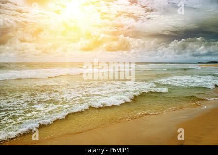 Getonten bild Meer Landschaft im Vintage Style. Helle Sonne auf dramatische Himmel über das Meer. Stockfoto