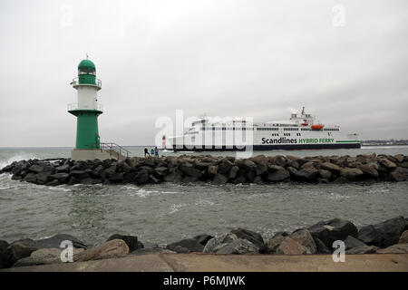 07.04.2017, Warnemünde, Mecklenburg-Vorpommern, Deutschland - Deutschland - Scandlines Fähre fährt durch das Pier an der Ostsee. 00 S 170407 D 68 Stockfoto