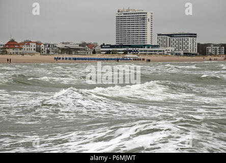 Warnemünde, Blick von der West Pier zum Hotel Neptun Stockfoto