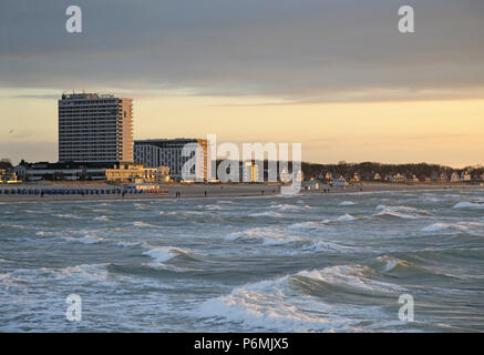 Warnemünde, Blick von der West Pier zum Hotel Neptun am Abend Stockfoto