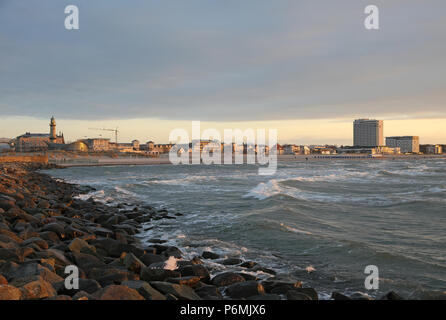 Warnemünde, Blick von der West Pier in der Stadt am Abend Stockfoto