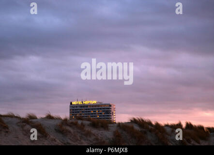 Hotel Neptun in Warnemünde, das abendliche Licht hinter einer Düne Stockfoto