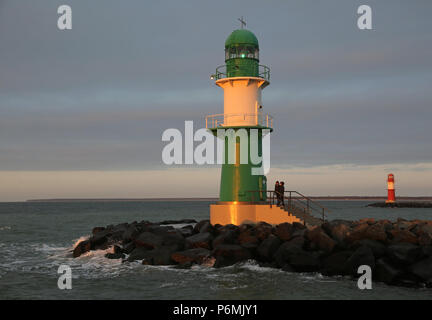 Warnemünde, Leuchttürme an der West- und Ostmole im Abendlicht Stockfoto