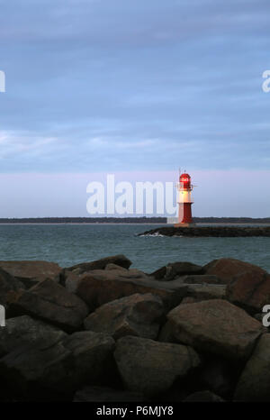 Warnemünde, Leuchtturm im Osten Pier im Abendlicht Stockfoto